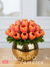 Tulipanes Naranja: Vitalidad y Alegría en Florero Craquelado